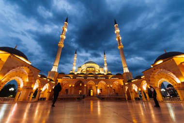 Güzel eski Camii, gece gökyüzü altında parlıyor