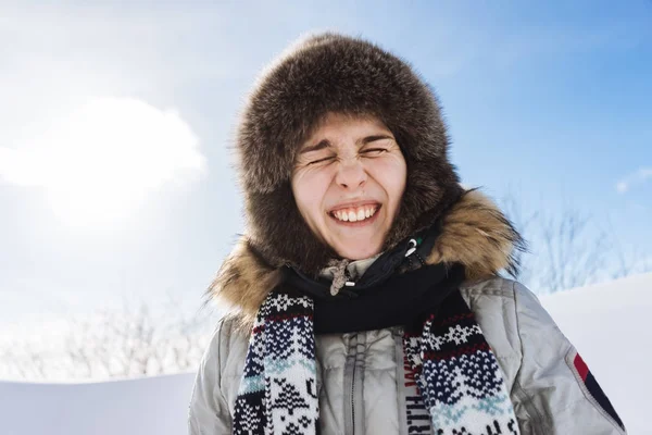 Śmieszne, młoda dziewczyna w kapeluszu ciepłe futro jest podróżowanie w Islandii, jest bardzo zimno — Zdjęcie stockowe