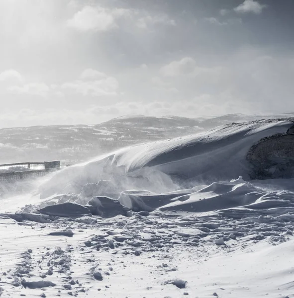 Weiter kalter Norden, alles im Schnee, weiße Verwehungen — Stockfoto