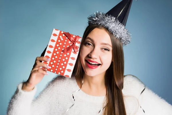 Gelukkig mooi meisje viert het nieuwe jaar, heeft een cadeautje gekregen van collega 's, — Stockfoto