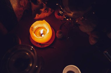 Sarı kokulu mum burns, dinlendirici bir atmosfer oluşturur tablo,