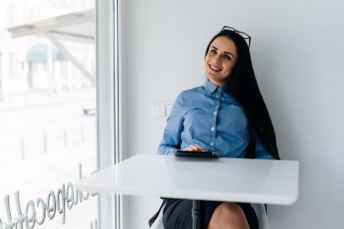 kafede oturan mavi gömlek gülümseyen ve iş düşünüyorsun emin mutlu kız serbest meslek