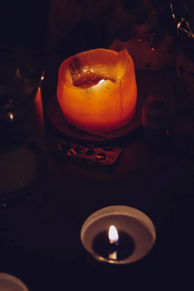У темряві ароматичні свічки горять, щоб створити розслаблюючу атмосферу — стокове фото