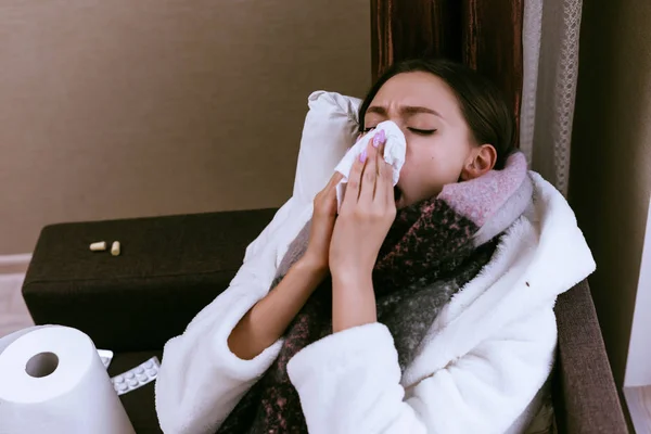 A menina está muito doente, seu pescoço é cachecol quente, espirros e tosse — Fotografia de Stock