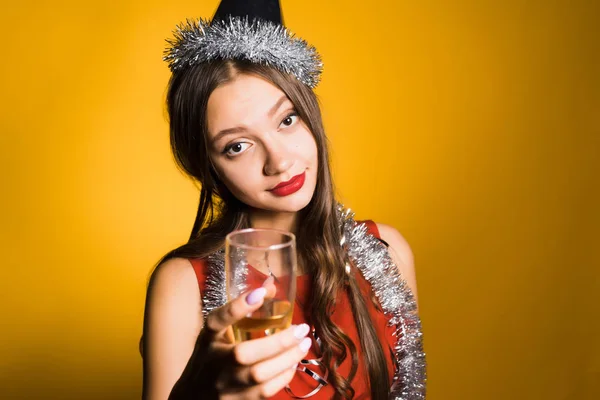 Уверенная девушка празднует новый 2018 год, держит в руке бокал шампанского — стоковое фото