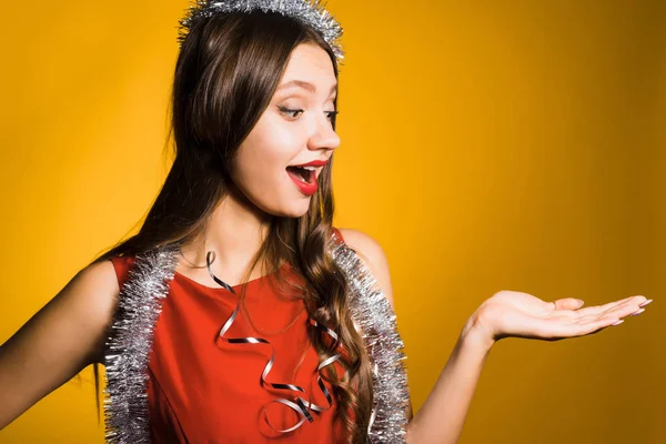 Chica atractiva feliz con oropel de plata en previsión del nuevo año 2018 —  Fotos de Stock