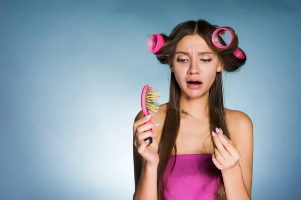 Smutna dziewczyna chciała zrobić piękną fryzurę za pomocą lokówki, ale traci włosy — Zdjęcie stockowe