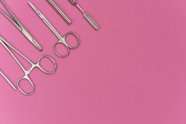 pembe yüzeyde tıbbi diş araçlardır