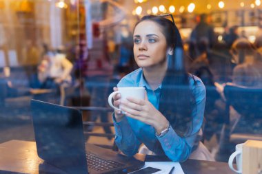 işten sonra bir kafede kahve içme dalgın güzel kız serbest meslek