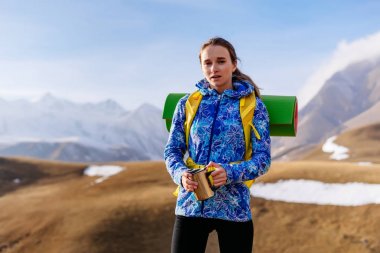 bir sırt çantası ve çadır ile Kafkas Dağları ile genç ciddi kız seyahat