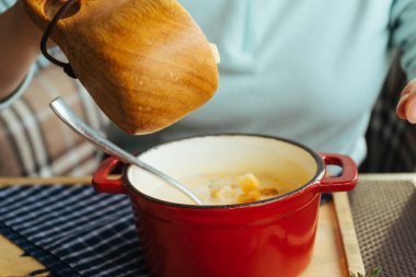 Kız bir kırmızı güveç yemek ile bir kafede yemek yerken bir mavi bluz