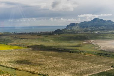 doğa, yeşil çayırlar ve alanları, yüksek dağlar ve sakin bir deniz ilham verici