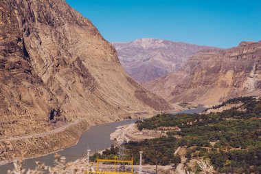 doğa, açık mavi gökyüzü, dağ nehir karşı yüksek dağlar ilham verici.