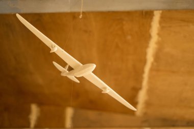 tavan altında asılı beyaz oyuncak uçak