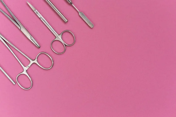 En la superficie rosa son instrumentos dentales médicos —  Fotos de Stock