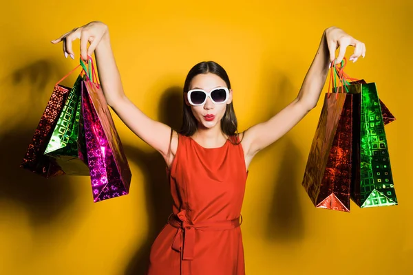 세련 된 자신감 여자 선글라스 쇼핑을 갔다는 블랙에 금요일, 새 해 선물을 많이 구입 — 스톡 사진