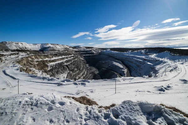 Na dalekiej północy, dużo śniegu, głęboki kamieniołom dla górnictwa — Zdjęcie stockowe