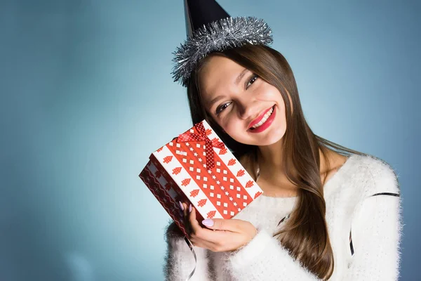 Счастливая молодая девушка получила новогодний подарок от коллег — стоковое фото