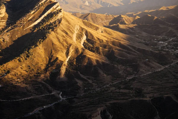 感動の風景、太陽の下でコーカサス山脈の道 — ストック写真