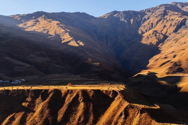 Güneş yüksek Kafkasya dağlarının görünümü — Stok fotoğraf