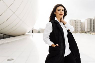 siyah elbiseli, Bakü, Azerbaycan alışılmadık binaların zemin karşı poz şık kendine güvenen kız