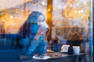 genç esmer öğrenci kız kafede kahve içme Üniversitesi'nde dersten sonra