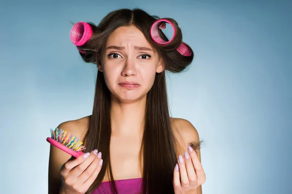Грустная молодая девушка хотела сделать красивую прическу с бигуди волос потерять волосы — стоковое фото