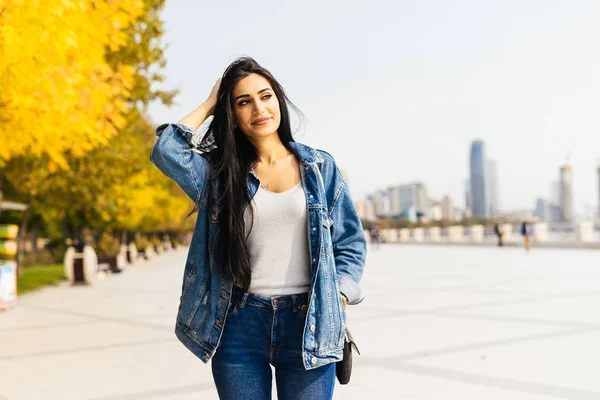 Feliz menina de cabelos pretos sorri, caminha em torno de Baku e adora viajar — Fotografia de Stock