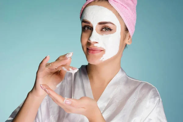 Attraktives junges Mädchen will gut aussehen, trägt weiße Pflegecreme im Gesicht — Stockfoto