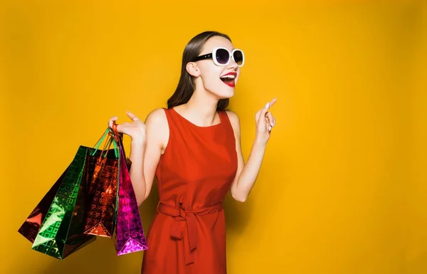 Glückliches junges Mädchen mit Sonnenbrille genießt Rabatte und Black Friday, liebt Shopping — Stockfoto