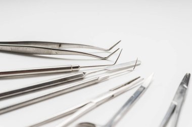 beyaz yüzey üzerinde tıbbi diş araçlardır