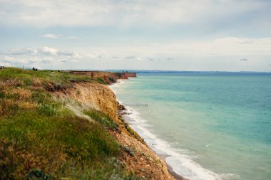 görünümü bir uçurum, çayırlar ve mavi sakin deniz