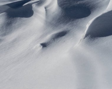 çok kuzeyde, beyaz kar ve snowdrifts bir sürü