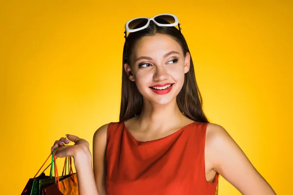 Χαμογελαστή κοπέλα ελκυστική shopaholic αγόρασε πολλά δώρα για το νέο έτος 2018 — Φωτογραφία Αρχείου