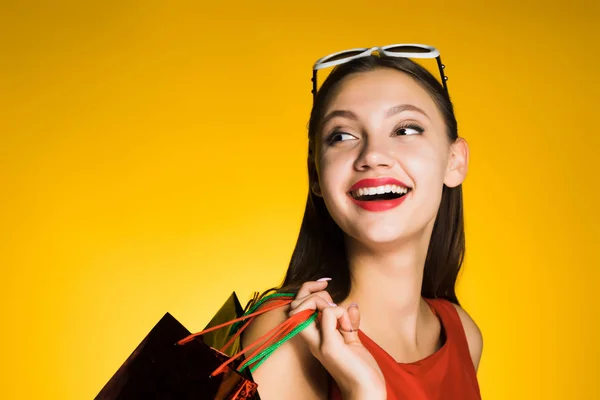 Uśmiechający się szczęśliwy dziewczyna zakupoholiczki kupił wiele prezenty na nowy rok 2018 — Zdjęcie stockowe