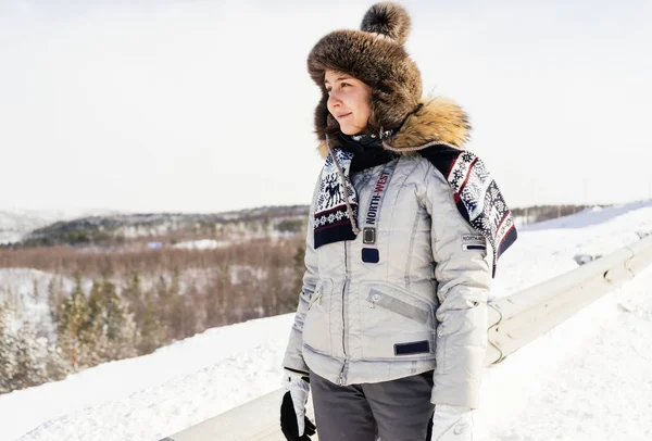 Młoda dziewczyna w ciepłą odzież i futro kapelusz podróżuje na północ, Islandia, po biały śnieg — Zdjęcie stockowe