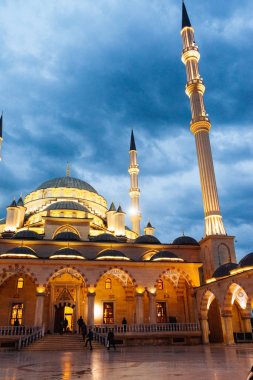 görkemli eski Müslüman Camii, akşam gökyüzü altında parlıyor