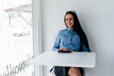 mutlu genç esmer kız café'de tablo dersten sonra Üniversitesi'nde oturan gülümseyen