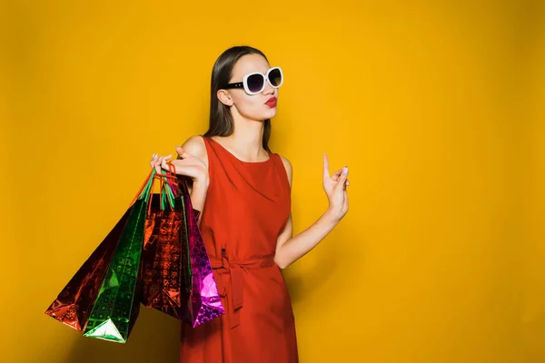 선글라스에 세련 된 매력적인 여자는 블랙에 금요일에 쇼핑 사랑 — 스톡 사진