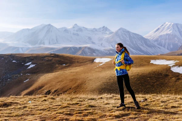 Активний дівчина мандрівника любить спортивного туризму, подорожує через кавказьких гір з рюкзаком і намет — стокове фото