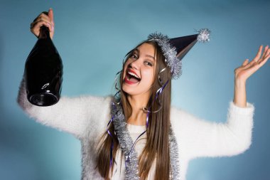 Yeni yıl 2018 yalnız kutluyor mutlu sarhoş genç kız. elinde bir şişe şampanya holding