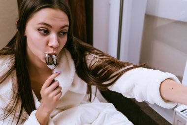 genç kız yatakta kahvaltı ve selfie onun Smartphone'da yapma