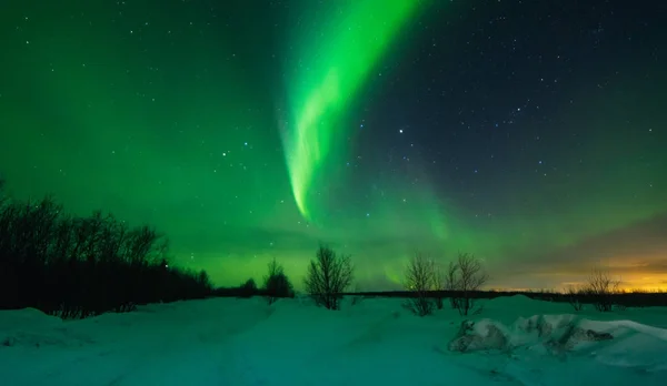 Luces boreales, Aurora boreal, verde, púrpura, azul, estrellas. Polo Norte, Islandia, Rusia — Foto de Stock