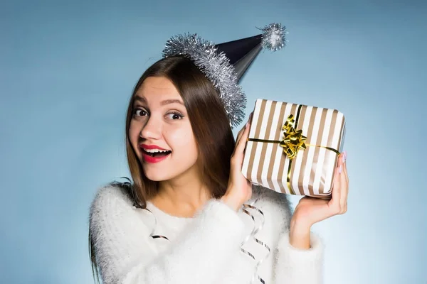 Happy usmívající se dívka obdržela dárek pro nový rok 2018, neví, co je v krabici — Stock fotografie