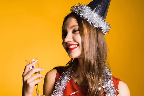 Lyckligt leende flicka med rött läppstift på läpparna, fira nyår, dricka champagne — Stockfoto