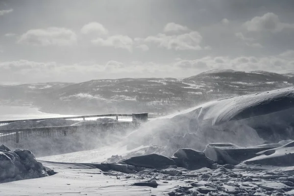 멀리 북쪽, 높은 산에 눈, 추운 겨울, 성 난 폭풍 필드 — 스톡 사진