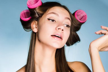 güzel çekici genç kız curlers kafasına bir partiye gidiyor