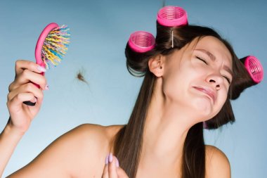 üzgün genç kızın yaptığı bir kıvırıcı saçını kaybeder saçlarını çığlıkları