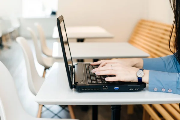 Ragazza freelance in un blu tipi di camicia su un computer portatile, lavora sodo — Foto Stock