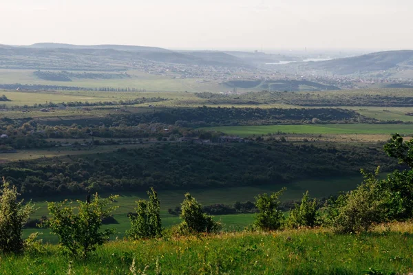 Bela natureza, prados verdes intermináveis e florestas, colinas e montanhas — Fotografia de Stock